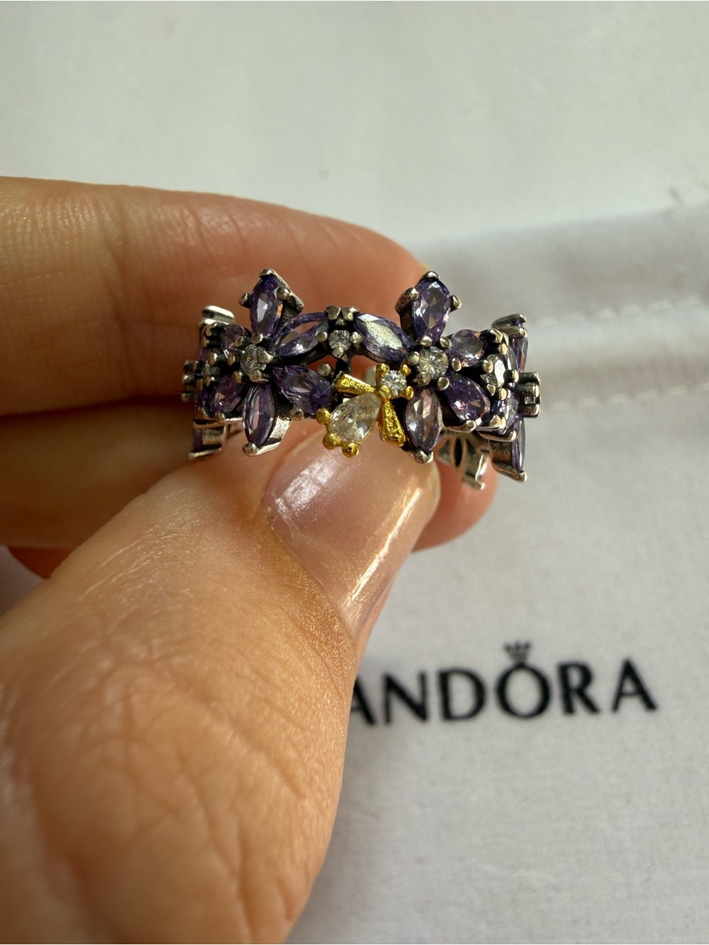 Pandora Bridgerton Herbarium & Bee Ring size 6
Sterling silver, NEW WITHOUT BAG!